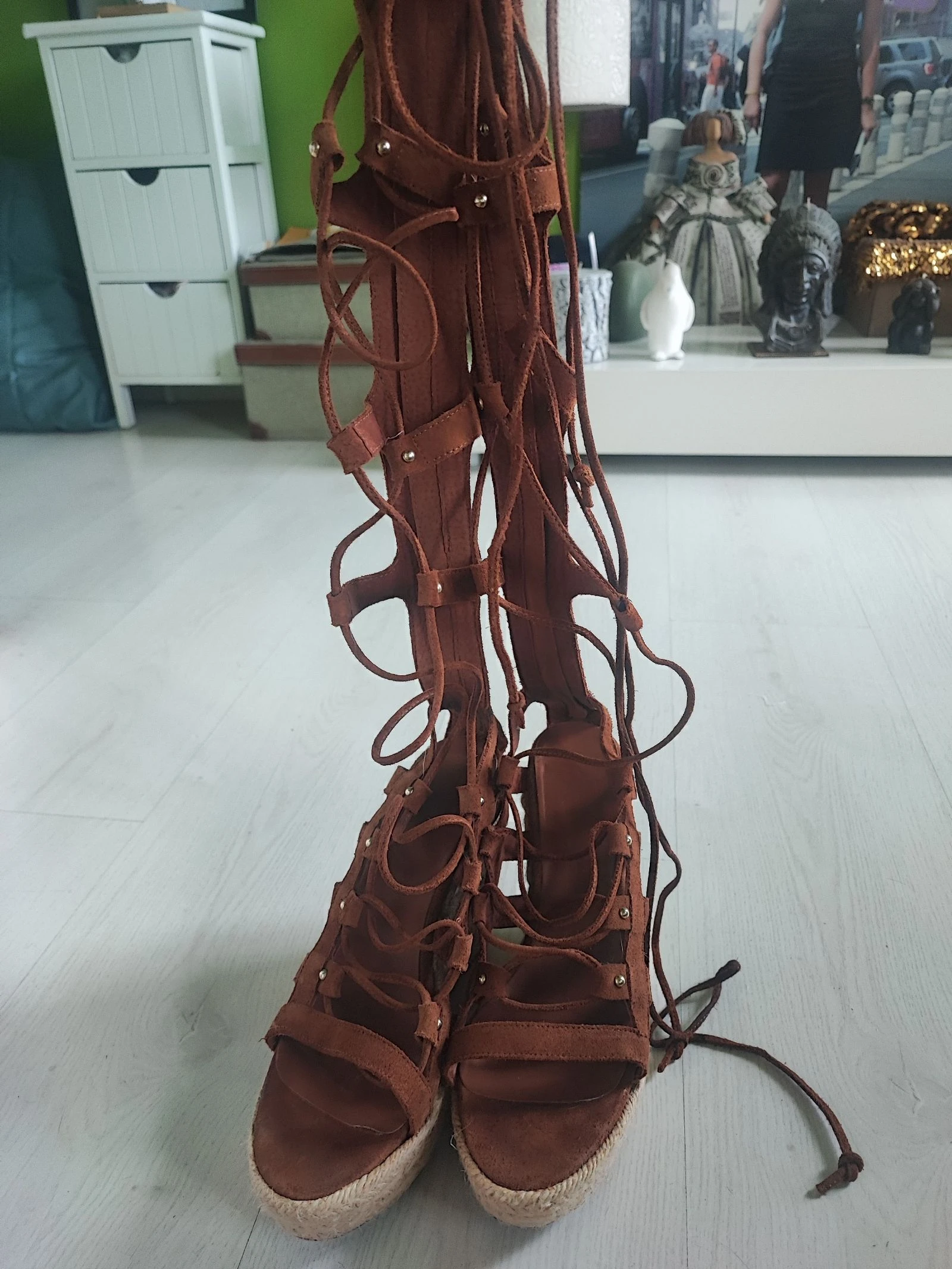 Sandalias cuña romanas piel